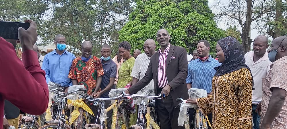 Local-leaders-receiving-bicycles.