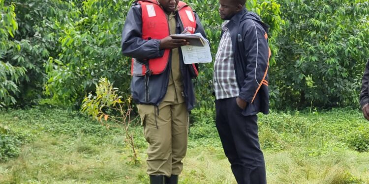 In police uniform, Katosi OC and Mukono Police Division CI, Ali Katende before reading the court order.