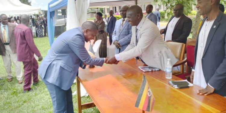 Omubaka Fred Kayondo ng'alamusa Ssekibobo