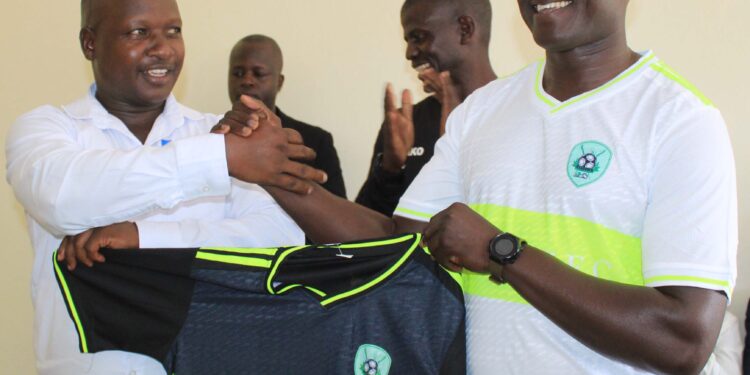 Kyaggwe County Team Chairperson, Stephen Sserubula unveiling the new team manager, David Katono Mutono.