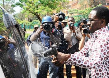 Gilbert-Arinaitwe-smashing-Besigyes-window-with-a-pistol