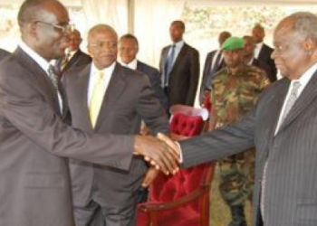 Grace Igaga shakes hands with the late former Kenyan President , Mwai Kibaki. Makerere Unversity Photo