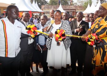 Minister Babalanda officially opening up the offices block for the RDCs in Mukono