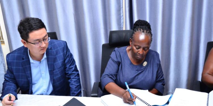 Li Peng, the Country Manager for China Railway No. 5 Engineering Group and Mukono CAO signing the contract.