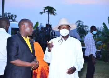 President Museveni talking to Ronald Kibuule at Mukono.
