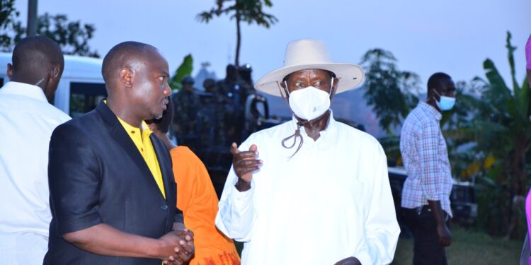 President Museveni talking to Ronald Kibuule at Mukono.