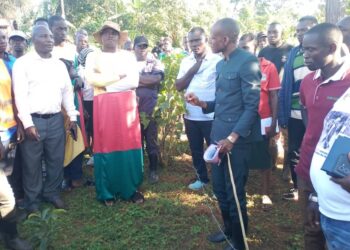 Self-styled Kabaka Nakibinge meets the Deputy RDC at the contested land.