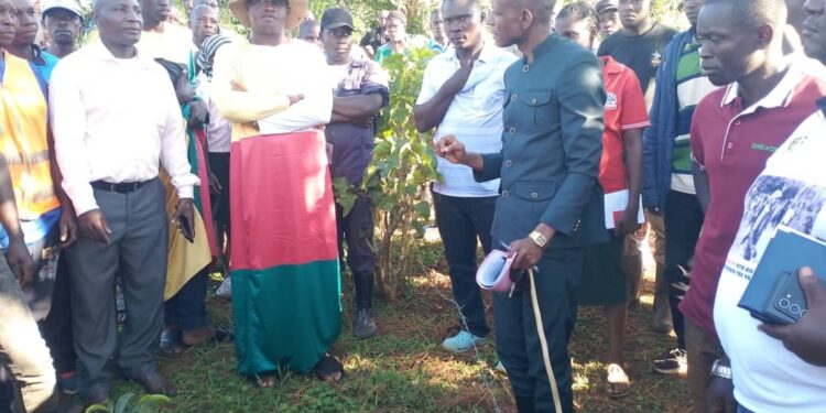 Self-styled Kabaka Nakibinge meets the Deputy RDC at the contested land.