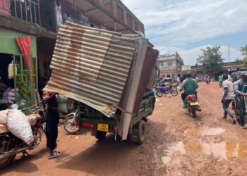 A vendor transports his dismantled kiosk on a tuktuk after municipal authorities marked roadside stalls for removal ahead of the planned enforcement.