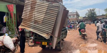 A vendor transports his dismantled kiosk on a tuktuk after municipal authorities marked roadside stalls for removal ahead of the planned enforcement.