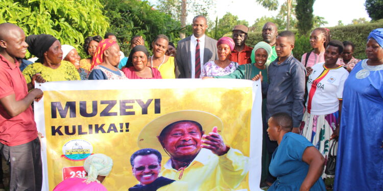 Kayunga RDC, in suit with youth and women who are organizing the president's visit