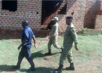 Police officers at Kitonzi Demonstration Nursery and Primary School during an operation targeting unlicensed schools.