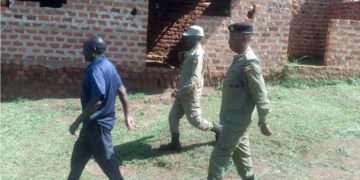 Police officers at Kitonzi Demonstration Nursery and Primary School during an operation targeting unlicensed schools.
