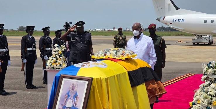 Museveni Receives King Oyo’s Body as Tooro Begins Final Farewell to Its Fallen Monarch
